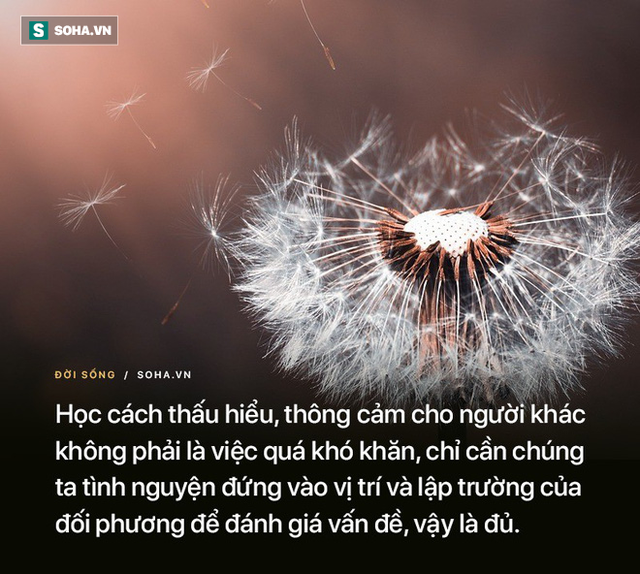  Phát hiện 1 ông lão vào tiệc cưới trộm thức ăn thừa, chủ khách sạn đứng từ xa, phản ứng bằng 1 hành động khiến nhân viên thán phục - Ảnh 2.