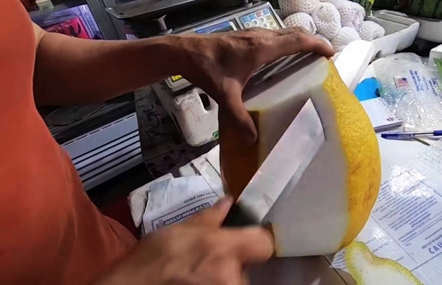 Dân mạng xôn xao loại bưởi lạ to như quả bí khổng lồ, ăn được từ vỏ đến ruột với giá lên tới 100k/kg!? - Ảnh 6.