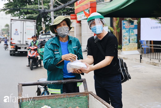 Xúc động với khoảnh khắc cụ ông rơi nước mắt khi nhận phần cơm miễn phí từ ca sĩ Sỹ Luân và hàng cơm di động đầu tiên tại Sài Gòn - Ảnh 21.