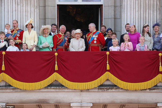 Trước giờ lên sóng cuộc phỏng vấn của vợ chồng Meghan: Nữ hoàng Anh có động thái mới, nói một câu đủ khiến cặp đôi xấu hổ ê chề - Ảnh 3.