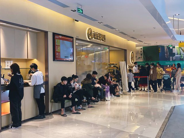 Không khí tối Hà Nội ngày 31/12: Hàng loạt quán xá, trung tâm thương mại đông đúc người đi chơi, ăn mừng chào đón năm mới - Ảnh 9.