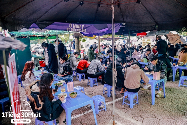 Khu tổ hợp Nam Trung Yên có gì mà dân văn phòng bất chấp gió rét vẫn tới ăn trưa cho bằng được? - Ảnh 2.