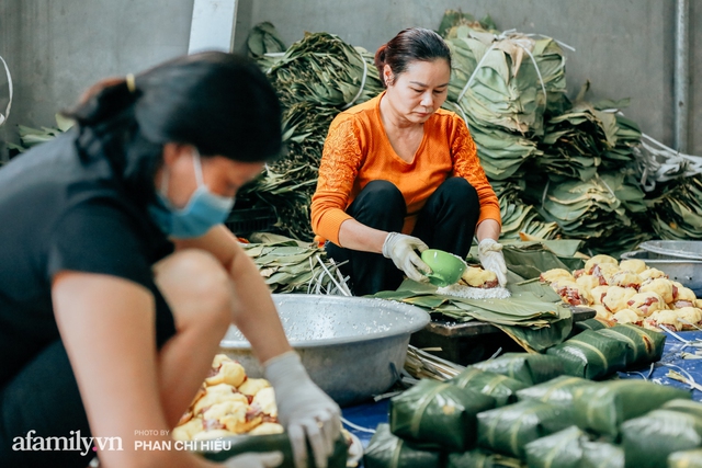 Làng bánh chưng Tranh Khúc nhộn nhịp vụ Tết: Những người thợ được lập trình cứ 30 giây xong một chiếc bánh, phải chế cho được nồi chứa 400 chiếc bánh mới chịu nổi lửa - Ảnh 2.