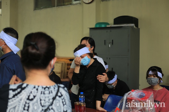 Nhói lòng những ánh mắt ngây thơ cùng nhành hoa trắng tiễn đưa nạn nhân nhỏ tuổi nhất trong vụ cháy nhà kinh hoàng trên phố Tôn Đức Thắng - Ảnh 9.