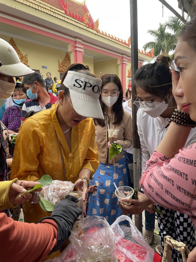 Độc đáo khu chợ đồ ăn, thảo dược ở Miền Tây chỉ giao dịch bằng... lá cây - Ảnh 1.