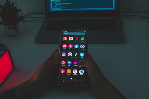 Bạn có thể đang bị nghe lén mà không hề hay biết, kiểm tra điện thoại và làm ngay điều này! - Ảnh 1.
