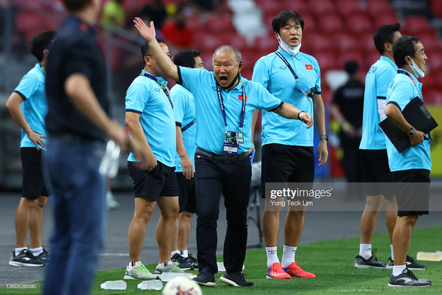 Xót xa khoảnh khắc thầy Park gục ngã, bất lực trong trận thua 0-2 của tuyển Việt Nam trước Thái Lan - Ảnh 3.