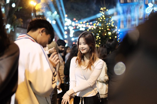 Cảnh tượng đông nghịt ở trung tâm Hà Nội đêm Giáng sinh: Hàng ngàn người đổ ra đường đi chơi, check-in - Ảnh 9.