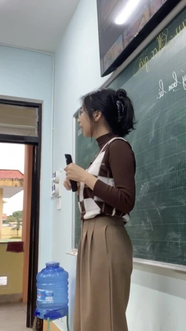Cô giáo gây sốt TikTok khi khoe style đi dạy triệu view: Cả tuần không mặc trùng bộ nào, lại còn rất xinh! - Ảnh 9.