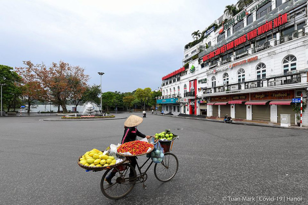 Một Hà Nội lặng thinh giữa những ngày Covid-19: Có thể cách ly xã hội sẽ tiếp tục nhưng những hình ảnh này thì khó quay trở lại - Ảnh 10.