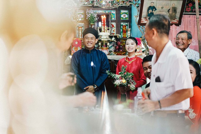 Gia đình phát mảng cỏ trong vườn cho con gái tổ chức hôn lễ: Phong cách đám cưới đậm chất miền Tây xưa, mặc áo dài đi guốc mộc đẹp xuất sắc! - Ảnh 19.
