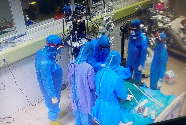 Em đi cách ly đột ngột, chưa kịp cai sữa. Không có ti mẹ, tối nào thằng cu cũng khóc cả tiếng đồng hồ - Ảnh 4.