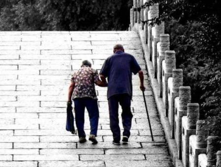 Không phải cô đơn, đây mới là 3 nỗi sợ ám ảnh với cha mẹ già: Cả đời sống vì con cái, đến cuối đời vẫn chỉ lo nghĩ cho con - Ảnh 1.