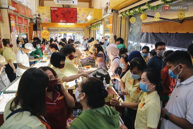 Người Sài Gòn ùn ùn đi mua vàng ngày vía Thần tài, có người mua cả 2 cây vàng lấy may mắn - Ảnh 1.