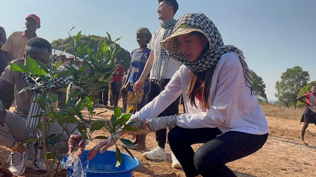 Phỏng vấn Hoa hậu Thuỳ Tiên sau chuyến từ thiện ở châu Phi: Tôi và anh Quang Linh chỉ là bạn - Ảnh 2.