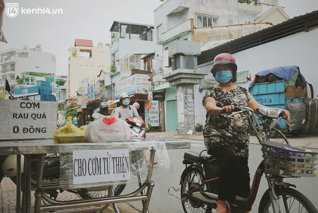 Ông bà cụ cặm cụi nấu từng suất cơm 0 đồng cho bà con nghèo ở Sài Gòn: Ngoại làm cực mà vui, ngày ngủ có 3 tiếng nhưng khỏe re - Ảnh 17.