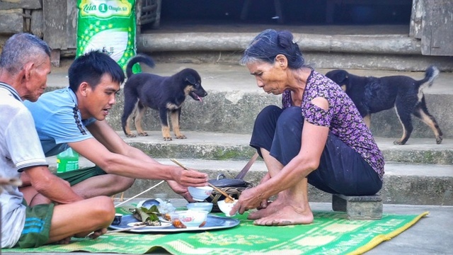 Bỏ việc lương 10 triệu, chàng trai về quê trồng rau, nuôi gà: Bình yên nhưng không dễ dàng - Ảnh 14.