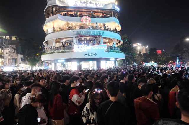Cảnh tượng đông nghịt ở trung tâm Hà Nội đêm Giáng sinh: Hàng ngàn người đổ ra đường đi chơi, check-in - Ảnh 18.