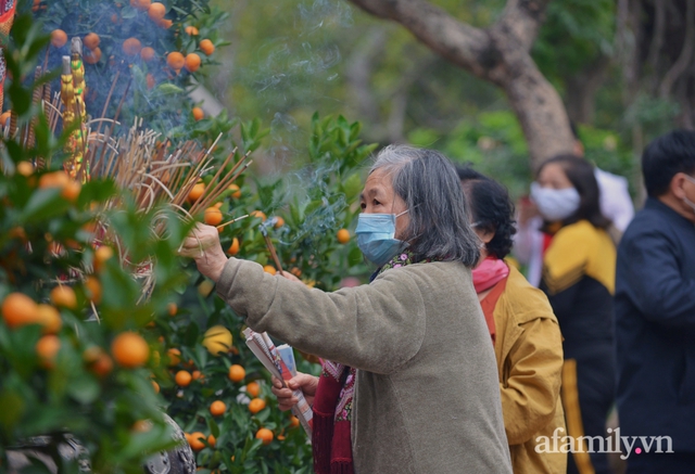 Hà Nội sáng mùng 1 Tết: Đường đông hơn mọi năm nhưng vẫn thênh thang yên bình đến lạ, người dân thong thả đạp xe, đi lễ đền Ngọc Sơn - Ảnh 17.