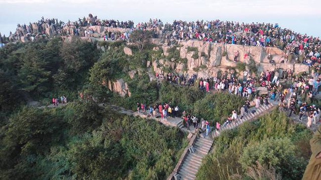 Nghề gánh hàng ở núi Thái Sơn: Mang vật nặng trên vai leo từng bậc thang lên đỉnh, có cáp treo nhưng không thể dùng - Ảnh 7.