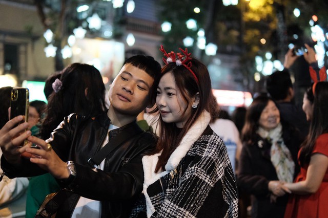 Cảnh tượng đông nghịt ở trung tâm Hà Nội đêm Giáng sinh: Hàng ngàn người đổ ra đường đi chơi, check-in - Ảnh 13.