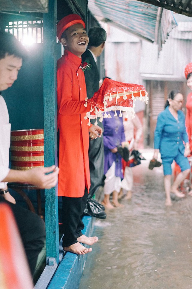 Đám cưới mùa nước nổi: Cô dâu chú rể thả dép đi chân trần lội nước - Ảnh 18.