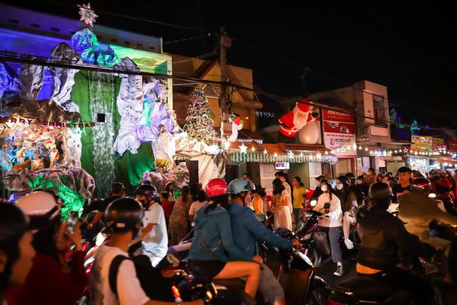 TP.HCM: Giới trẻ đổ xô ra đường đi chơi Noel đông đúc tại trung tâm quận 1 và khu xóm đạo quận 8 - Ảnh 2.