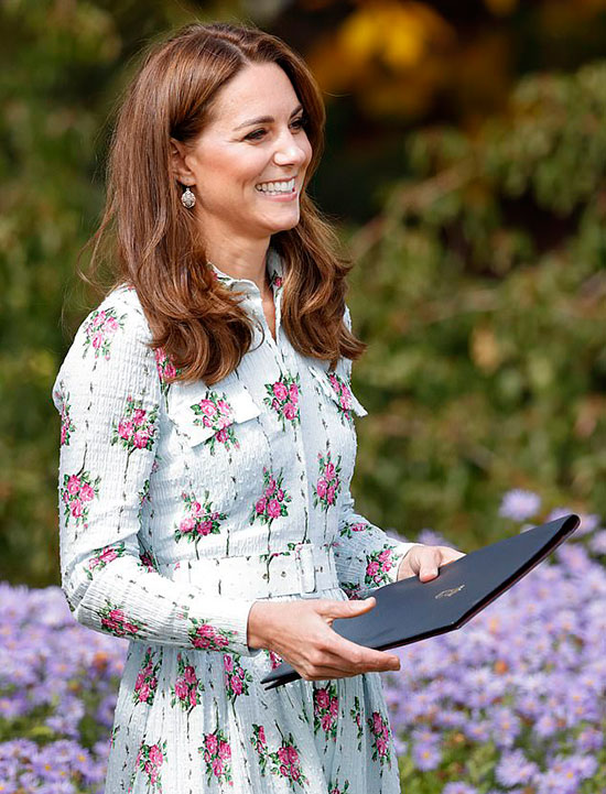 Sách mới tiết lộ Meghan từng tặng chị dâu Kate món quà đặc biệt để kết thân nhưng dân mạng chỉ ra chi tiết đầy toan tính khác - Ảnh 1.