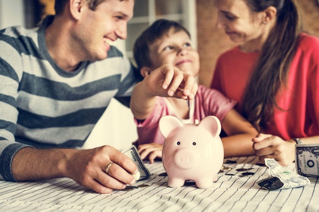 Con hỏi: Bố ơi, nhà mình nghèo lắm ạ? Cách người bố trả lời vừa hóa giải thắc mắc của con, vừa giúp con hiểu hơn về đồng tiền - Ảnh 1.