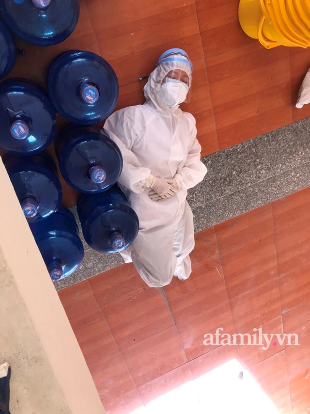 Chiến sĩ áo trắng nơi tuyến đầu chống dịch: Hành trang là 3 bộ quần áo và chưa hẹn ngày về - Ảnh 3.