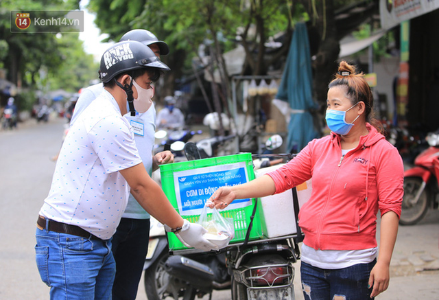 Ấm lòng những suất cơm miễn phí ship tận nơi cho người nghèo ở Đà Nẵng trong mùa dịch Covid-19 - Ảnh 12.