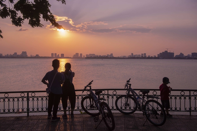  Giới trẻ Hà Nội rủ nhau đi ngắm hoàng hôn hồ Tây đông nghịt ngày cuối tuần: Không đi là quá có lỗi với thời tiết rồi! - Ảnh 11.