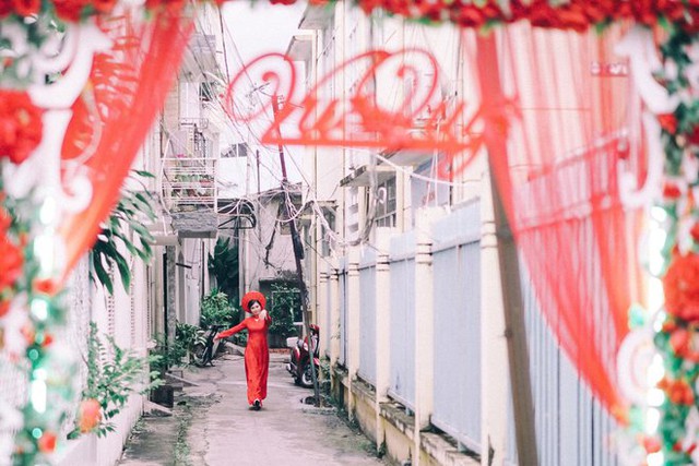 Đám cưới mùa nước nổi: Cô dâu chú rể thả dép đi chân trần lội nước - Ảnh 5.