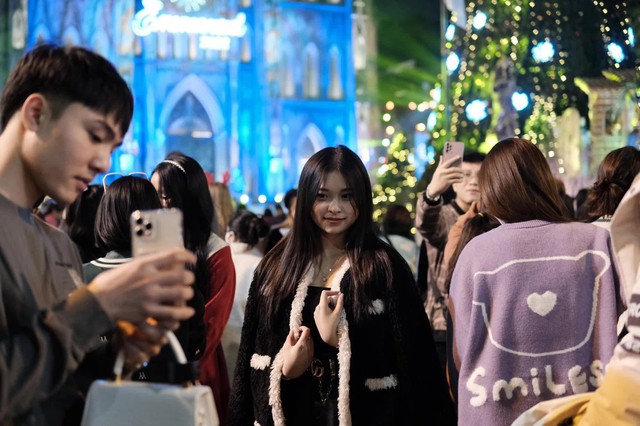 Cảnh tượng đông nghịt ở trung tâm Hà Nội đêm Giáng sinh: Hàng ngàn người đổ ra đường đi chơi, check-in - Ảnh 8.