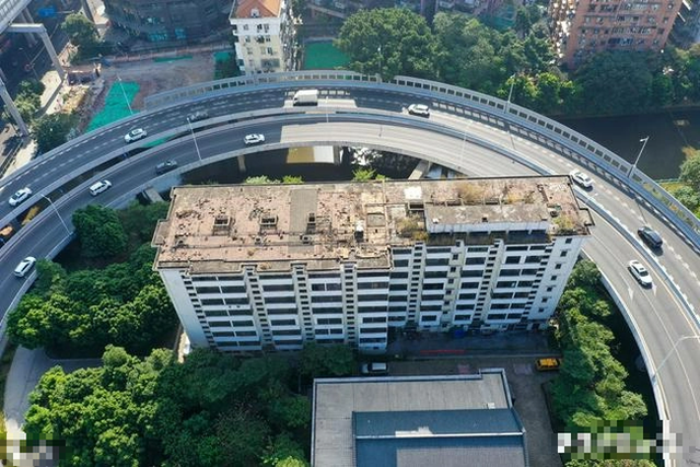 Căn hộ 30m2 không chịu di dời khiến chủ đầu tư phải chi thêm 100 triệu NDT xây cầu vượt 360 độ bao quanh tòa chung cư: Suốt 14 năm phải sống giữa khói bụi và tiếng ồn - Ảnh 5.