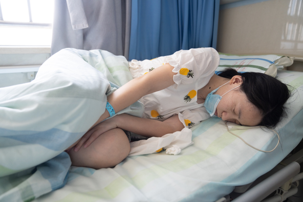 Cô gái 27 tuổi ngủ sớm dậy sớm, làm việc đều đặn nhưng vẫn mắc ung thư dạ dày, bác sĩ chỉ ra thói quen ăn uống xấu của nhiều người trẻ - Ảnh 1.