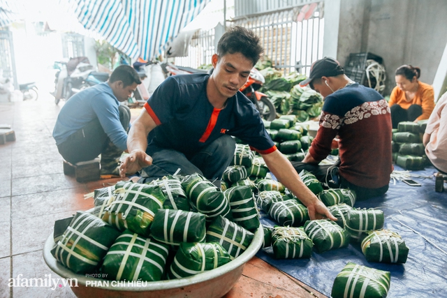 Làng bánh chưng Tranh Khúc nhộn nhịp vụ Tết: Những người thợ được lập trình cứ 30 giây xong một chiếc bánh, phải chế cho được nồi chứa 400 chiếc bánh mới chịu nổi lửa - Ảnh 13.