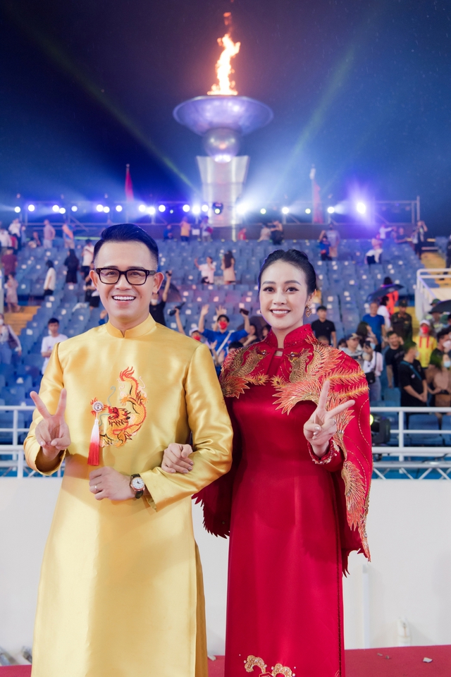 MC Đức Bảo có màn dẫn chào 11 thứ tiếng đầy ấn tượng tại SEA Games 31: “Bắn tiếng Anh” nhận cơn mưa lời khen - Ảnh 2.