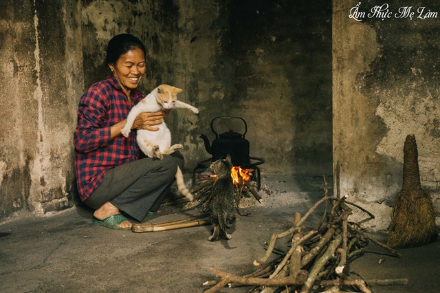 Kênh Ẩm thực mẹ làm gây bất ngờ với những shot hình toàn góc ký ức ai cũng từng có, xem xong chỉ biết ngẩn người vì quá bồi hồi xúc động - Ảnh 3.