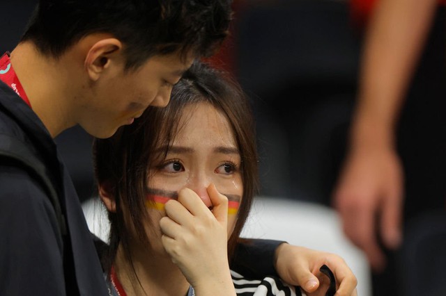 Fan nữ đẫm lệ chứng kiến tuyển Đức mùa World Cup thứ 2 liên tiếp rụng ở vòng bảng - Ảnh 2.