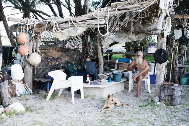 Đang giàu thì phá sản, triệu phú đô la tuyệt vọng ra đảo hoang ở ẩn hơn 20 năm: Khi cuộc sống không còn bị đo đếm bằng tiền và danh, Robinson đời thật không còn muốn trở lại đất liền - Ảnh 2.