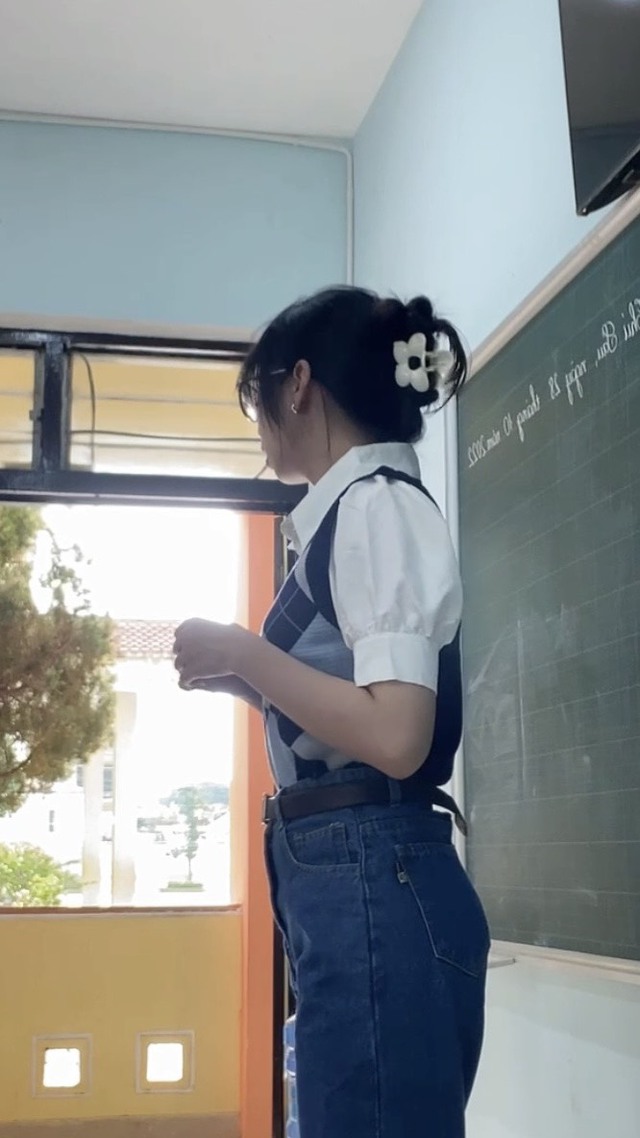 Cô giáo gây sốt TikTok khi khoe style đi dạy triệu view: Cả tuần không mặc trùng bộ nào, lại còn rất xinh! - Ảnh 8.