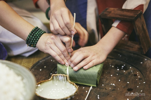 Có những gia đình Hà Nội nửa thế kỷ tự tay gói bánh chưng như nghệ sĩ Hương Bông, không phải bởi tiết kiệm mà vì lý do “bí mật” này - Ảnh 28.