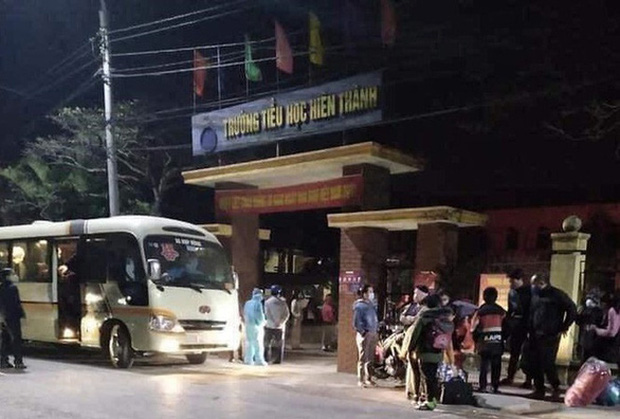 67 học sinh tiểu học ở Hải Dương tự mang theo đồ dùng đi cách ly tập trung: 21 ngày xa nhà, lại đúng dịp Tết, thương các con vô cùng - Ảnh 1.