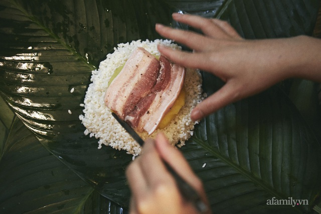 Có những gia đình Hà Nội nửa thế kỷ tự tay gói bánh chưng như nghệ sĩ Hương Bông, không phải bởi tiết kiệm mà vì lý do “bí mật” này - Ảnh 12.
