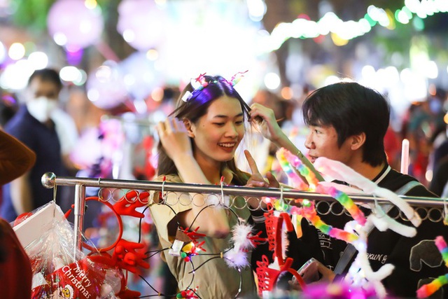 TP.HCM: Giới trẻ đổ xô ra đường đi chơi Noel đông đúc tại trung tâm quận 1 và khu xóm đạo quận 8 - Ảnh 22.