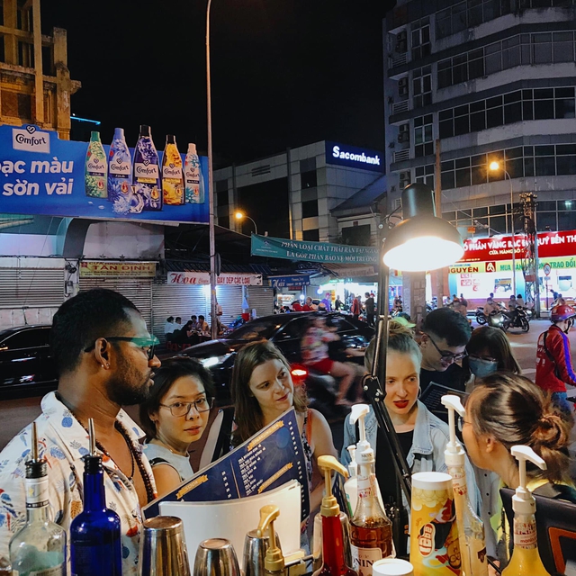 Dân văn phòng thời “kinh tế” - trải nghiệm quầy bar ngay trên vỉa hè vì giá rẻ và vẫn vui - Ảnh 6.