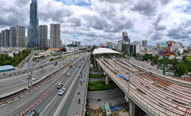 Hiện trạng 11 nhà ga trên cao tuyến Metro ở TP.HCM sau 10 năm thi công - Ảnh 1.