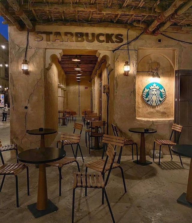 Cửa hàng Starbucks tại xứ siêu giàu gây bất ngờ với mái lá, tường nứt cũ kỹ như kiểu nhà đất Việt Nam - Ảnh 5.