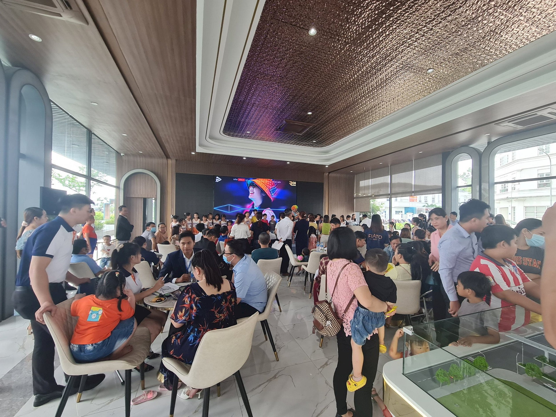 Từng áp đảo nguồn cung thị trường, phân khúc cao cấp đang bị “soán ngôi vị” bởi phân khúc trung cấp - Ảnh 2.